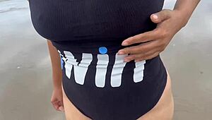 Si že kdaj jebal mlado 18+ žensko na mehiškem plaži? Otipal sem ji joške in ji odprl rit za pravi domači seks.