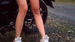 Enseñando sus tetas y coño en público!