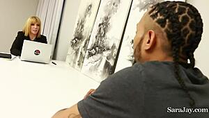 η big butt boss Sara Jay ξεζουμίζει τον υπάλληλο! 💦