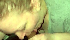 La naiba, MILF-ul ăsta înghite spermă ca profesionistă totală!