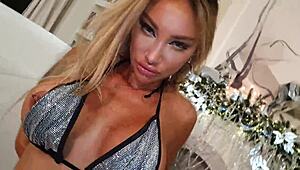 Monika Foxs bestes Neujahrsgeschenk ist großer Dildo, der alle Löcher stopft