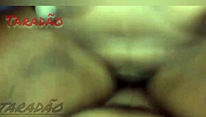 Preta gozando e tomando leite no cuzinho