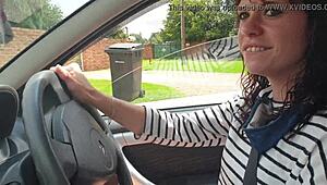 Хълзава брюнетка хваната да търка путката си до колата отвън, направо дръзка