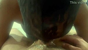 POV Čierna kráľovná v maske dostáva facefuck, fúka bubliny v zvratkoch a hlienu pred throatpie od malého 18+ k*k majstra.