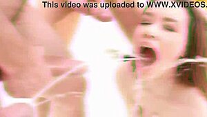 Špinavá Kitty Doll88 zmáčená v pisse počas extrémnej 5na1 análovej orgie