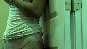 Хейзъл Харт шпионира стъптатко, намокря се в банята