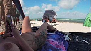 Exhibitioniste mevrouw Kiss deelt naaktstrand POV van voyeur die vlakbij aftrekt