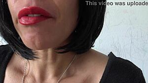 Уау! Мащеха показва космата си путка на шокирания доведен син