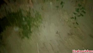 levo minha esposa para passear sem calcinha na praia de noite