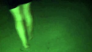 levo minha esposa para passear sem calcinha na praia de noite