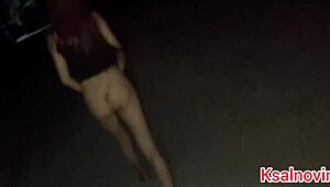 levo minha esposa para passear sem calcinha na praia de noite