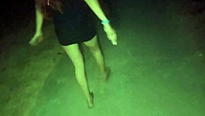 levo minha esposa para passear sem calcinha na praia de noite