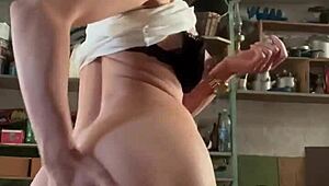 El tío dice: Estoy dando por culo duro a esta chica 18+ en el garaje de su padre