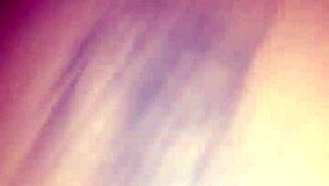 Худой парень рвет большую жопу мамочки раком в диком действии с сочными формами