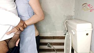 Schul-Freundin schleicht sich für schnellen Toiletten-Sex mit mir weg