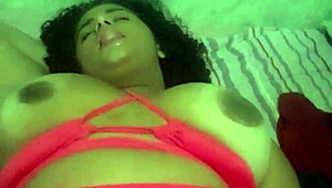 Sozinha Brincando Com A Bucetinha Em Masturbação Solo