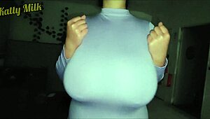 estoy jugando con mis enormes tetas antes de que me cojan duro