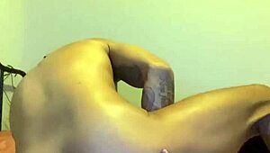 ella spreads her sexy ass open for wild licking now!