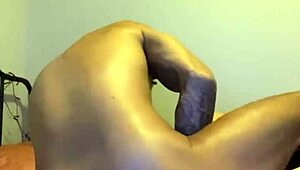 ella spreads her sexy ass open for wild licking now!