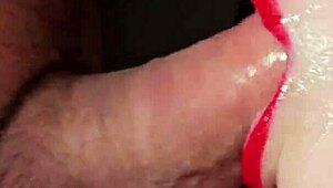 Czy dasz radę temu zbliżeniu na niechlujne ssanie napletka i lizanie spermy?