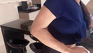 Ik boorde de hete dienstmeid die mijn vrouw huurde voor ons huis