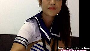 Wow! Duży tyłek uczennica wali dildem na żywej kamerze seks