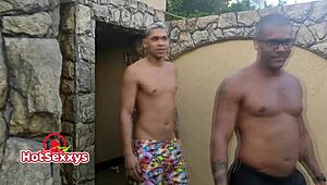 Casal invites young guy for a bisexual threesome experience! 😈