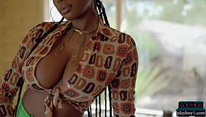 Huge luonnolliset tissit ebony Playboy-mallissa Nylassa! Hän näyttää kaiken!