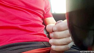 Nyilvános parkolóban nagy faszas pasi majdnem rajtakapják baszakodva