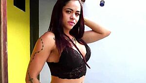 i love watchin dat morena suckin big cock with her ass up