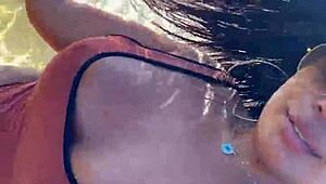 Чака в VIP да покаже загарните си следи