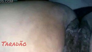 Χύσιμο σε τριχωτό μουνί μετά από έντονο μασάζ και handjob παχιάς Λατίνας