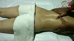 Indian lady gets a full body massage, so relaxing! 😍