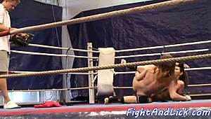 J'suis obsédé par ces salopes lesbiennes qui luttent comme des folles par terre