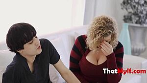 Haver, ez a milf megdugta a pimasz segítséget, hogy elkerülje a bajt! 😜