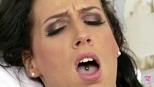 Палавата брюнетка облекчава напрежението с големия си дилдо в гореща соло сесия