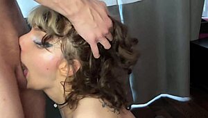 ПОВ пикси момиче жадно смуче кур за грубо гърло действие