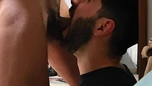 Καυτή gay δράση με έντονες πίπες σε καυτό ραντεβού