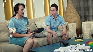 Ники Нутц лупа Сисијеву длакаву пичку жестоко у дивљој јахању.