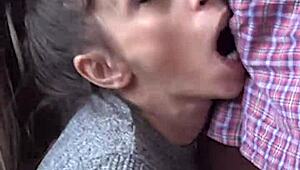 קנדי קרוס יורדת על ברכיים למציצה פנים מבולגנת מהירה