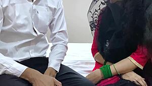 Arzt hebt Bhabhis Beine hoch, um sie zu Hause hart zu ficken.