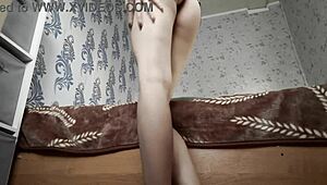 Тази космата путка достатъчно ли е мокра за мастурбация? Кажи ми, красива брюнетка 18+, можеш ли?