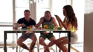 مصت زب صديقه تحت الطاولة قبل أن تصطادهم الزوجة