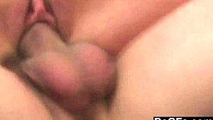 Dagfs prezintă Alexandra Bell, bruneta adolescentă 18+ cu sâni naturali, care selectează pule mari online.