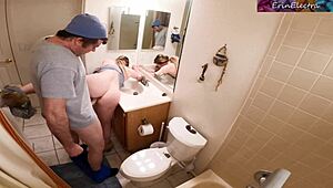 Maćeha uhvati pastorka kokica, pridruži se za vrući plavuši milf dogi i kaubojski seks.