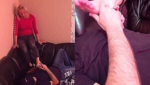 Vill du se mig dyrka den här blond milfens fötter på soffan?