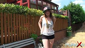 Wow, die geile MILF Samantha Bentley zeigt ihre natürlichen Titten in der Öffentlichkeit! 😍