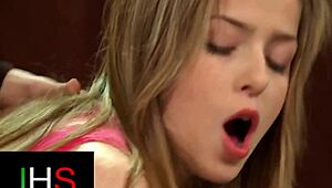 Blond lepotica s svetlimi očmi jaha in dobi spermo na rit