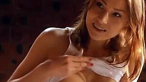 Hladká ruská tínedžerka 18+ Macy Nata dostáva svoju tesnú pičku vŕtanú starým Francúzom