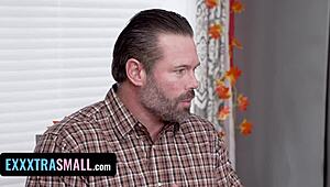 Tata vitreg umple fiica vitregă în chiloți pentru tachinarea de Ziua Recunoștinței